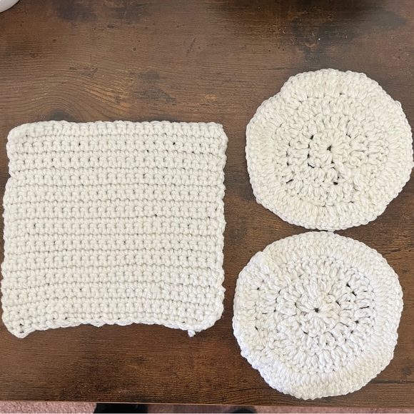 White crochet pot holders, never used. - Picture 1 of 6